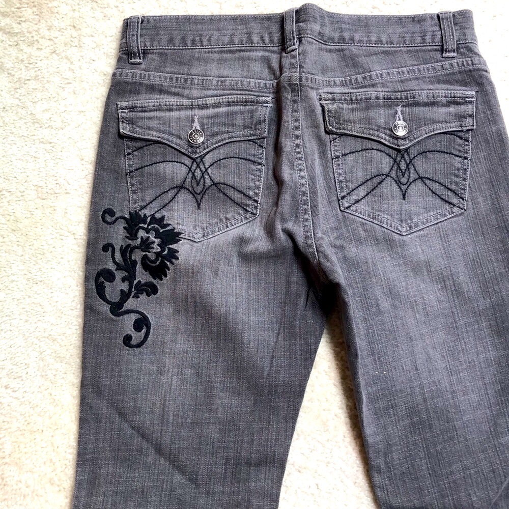 Daisy Fuentes NWOT dark grey jeans,size 2 ,boot cut leg , black studs & stitch - Picture 3 of 7